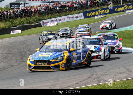 1 Ash Sutton NAPA Racing UK Ford Focus e 50 Colin Turkington West Surrey Racing Team BMW 330i Foto Stock