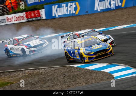 1 Ash Sutton NAPA Racing UK Ford Focus e 50 Colin Turkington West Surrey Racing Team BMW 330i battaglia Foto Stock