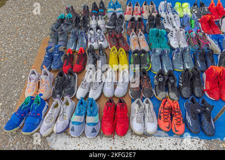 Belgrado, Serbia - 29 ottobre 2022: Molte scarpe sportive Sneakers usate in vendita al mercato delle pulci. Foto Stock