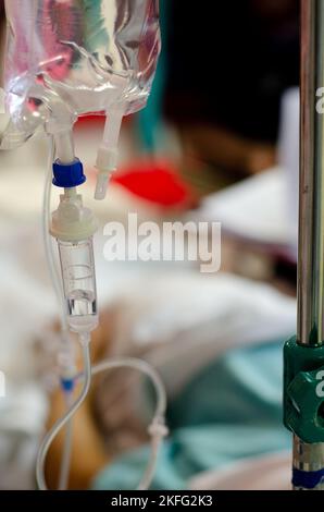 Primo piano di una linea endovenosa di un paziente ricoverato in ospedale Foto Stock