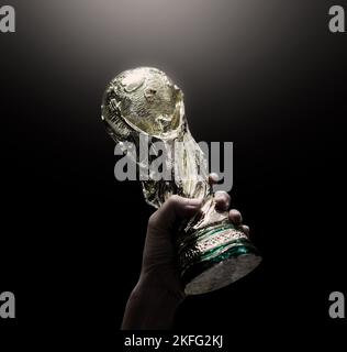 Bangkok Thailandia. Luglio 15 2018. Simulazione del Trofeo della Coppa del mondo FIFA in mano e sfondo nero. Uomo che tiene in mano un trofeo della Coppa del mondo FIFA. Foto Stock