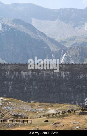 Una scritta verticale sul muro: Città di Torino AEM. Parco Nazionale del Gran Paradiso, Italia. Foto Stock