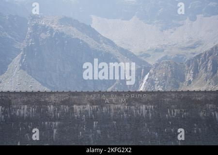 La scritta sulla parete della diga del lago di Serru: Città di Torino AEM. Parco Nazionale del Gran Paradiso, Italia. Foto Stock