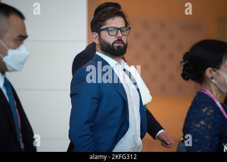 Bangkok, Thailandia. 18th Nov 2022. Il presidente cileno Gabriel boric entra nel dialogo dei leader dell'APEC presso il Queen Sirikit National Convention Center di Bangkok. (Foto di Peerapon Boonyakiat/SOPA Images/Sipa USA) Credit: Sipa USA/Alamy Live News Foto Stock