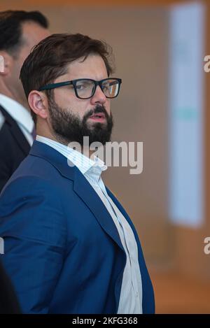 Bangkok, Thailandia. 18th Nov 2022. Il presidente cileno Gabriel boric entra nel dialogo dei leader dell'APEC presso il Queen Sirikit National Convention Center di Bangkok. (Foto di Peerapon Boonyakiat/SOPA Images/Sipa USA) Credit: Sipa USA/Alamy Live News Foto Stock