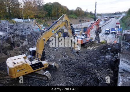 Amburgo, Germania. 18th Nov 2022. Gli escavatori demoliscono un ponte sulla A7 ad Amburgo. L'autostrada a nord e a sud del tunnel dell'Elba è ampliata da sei a otto corsie. Nell'area di Altona, viene fornita una copertura di protezione dal rumore lunga ben due chilometri. A questo scopo, si devono demolire tre ponti. Credit: Kilian Genius/dpa/Alamy Live News Foto Stock