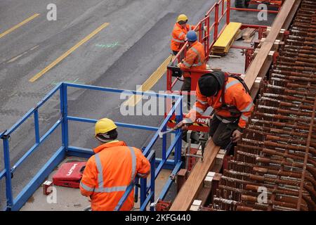 Amburgo, Germania. 18th Nov 2022. Operai edili sulla A7 ad Amburgo. L'autostrada a nord e a sud del tunnel dell'Elba è stata ampliata da sei a otto corsie. Nell'area di Altona, viene fornita una copertura di protezione dal rumore lunga ben due chilometri. A questo scopo, si devono demolire tre ponti. Credit: Kilian Genius/dpa/Alamy Live News Foto Stock