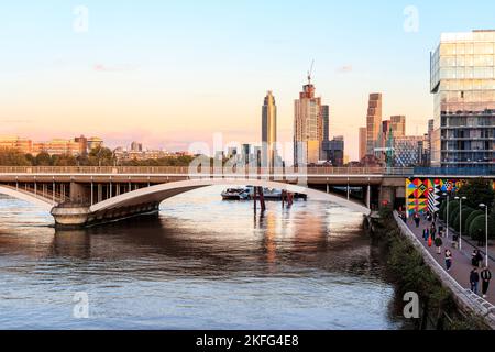 Grosvenor Railway Bridge, visto da Chelsea Bridge, Battersea, Londra, Regno Unito Foto Stock