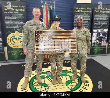 Sergente di perforazione Krista Osborne, 2-10th Regiment fanteria, 3rd Brigata chimica, Fort Leonard Wood, Lu., Premiato con la Meritorious Service Medal e ricevuto l'ambita cintura di Drill Sergeant per la selezione come 2022 Active Duty Drill Sergeant of the Year presso la U.S. Army Drill Sergeant Academy di Fort Jackson, SC, il 15 settembre 2022. (Foto di Gary Loten-Beckford, U.S. Army Center for Initial Military Training, Fort Eustis, Virginia) Foto Stock