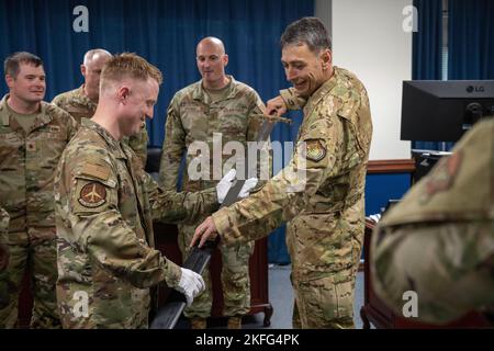 Il col. Andrew Roddan, 374th Airlift Wing Commander, guaine la Spada Ceremonial Wing presentata dal personale Sgt. Michael Smith, 374th Maintenance Squadron Metals Technology Craftsman, alla Yokota Air base, Giappone, 15 settembre 2022. Smith si è offerto di oltre tre settimane per creare la spada cerimoniale. Foto Stock