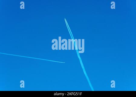 Aeroplani in un cielo blu Foto Stock