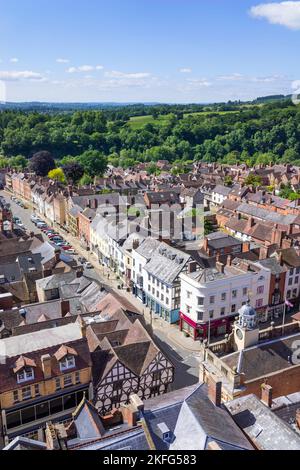 Ludlow Shropshire si affaccia su Broad Street e sul piccolo centro commerciale con il Buttercross medievale Ludlow Shropshire Inghilterra UK GB Europe Foto Stock