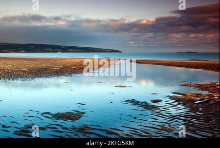 Sunrise a Lligwy Beach, (Traeth Lligwy) sull'Isola di Anglesey, Galles del Nord Regno Unito, estate Foto Stock