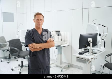 Foto ravvicinata del medico in piedi nel gabinetto Foto Stock