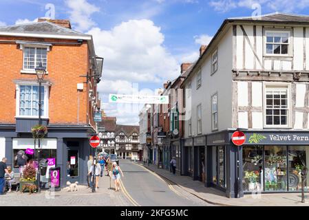 Ludlow Shropshire negozi sul mercato e sulla High Street a Ludlow Shropshire Inghilterra UK GB Europa Foto Stock