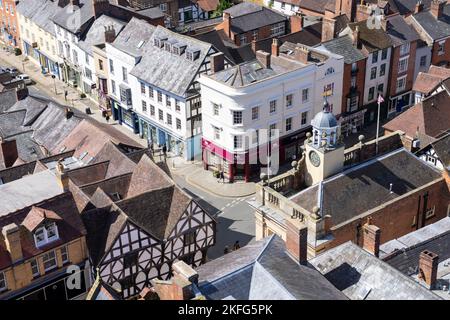 Ludlow Shropshire si affaccia su Broad Street e sul piccolo centro commerciale con il Buttercross medievale Ludlow Shropshire Inghilterra UK GB Europe Foto Stock