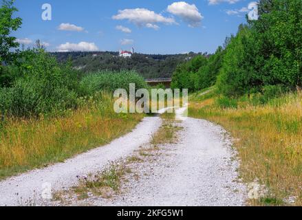 Strada di campagna attraverso la valle dell'Altmuehltal (Baviera, Germania) Foto Stock