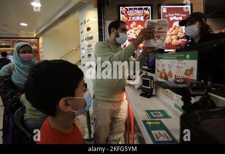 Una famiglia musulmana acquista il suo primo pasto KFC certificato halal presso il negozio KFC ChuangHH London Plaza (Jordan), certificato halal dal 4 novembre 2022. 04NOV22 SCMP / Xiaomei Chen Foto Stock