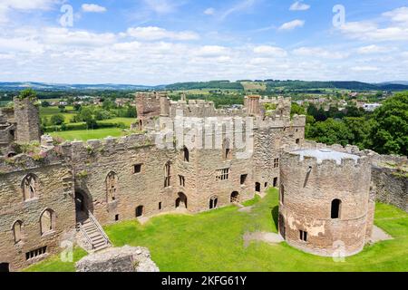Ludlow Shropshire le pareti del castello di Ludlow la Cappella rotonda di St Mary Magdalene Grande sala e il castello di Solar Ludlow Ludlow Shropshire Inghilterra Regno Unito GB Europa Foto Stock