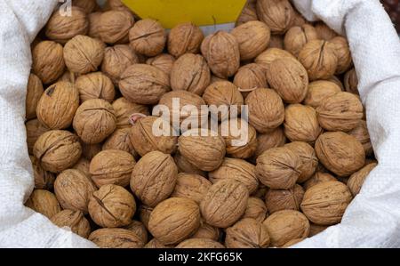 primo piano cumulo di noce sgusciati. mucchio di noci sgusciate nel sacco. Foto Stock