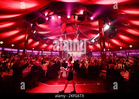 Stoccarda, Germania. 17th Nov 2022. La cosiddetta tenda a specchio della cena mostra Palazzo a Stoccarda. Credit: Bernd Weißbrod/dpa/Alamy Live News Foto Stock