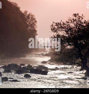 Alba sul Afon Glaslyn Llyn Dinas Nantgwynant Valley, il Parco Nazionale di Snowdonia Gwynedd North Wales UK, tarda primavera. Foto Stock