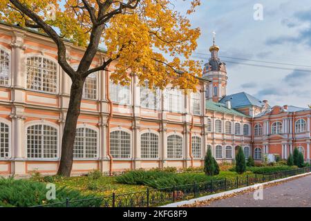 Alexander Nevsky Lavra, vista del Fedorovsky Building, 1725-1748 e la Chiesa Fedorovsky, 1745-1767, punto di riferimento, San Pietroburgo Foto Stock