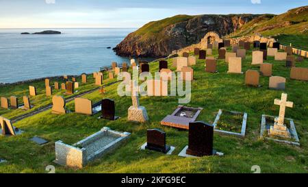 St Patricks chiesa cantiere sulla scogliera a Llanbadrig presso la costa settentrionale sull isola di Anglesey, Galles del Nord Regno Unito in estate Foto Stock