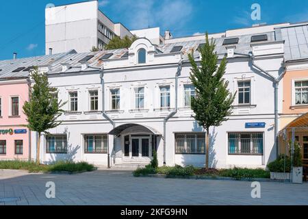 Vista di una casa di mezzanino del 19th ° secolo nel complesso Rogozhskaya Yamskaya Sloboda, monumento architettonico, paesaggio urbano: Mosca, Russia - 14 agosto 20 Foto Stock