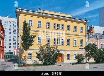 Ensemble del Rogozhskaya Yamskaya Sloboda, casa disabitata del 19th ° secolo, restauro 1991, monumento architettonico: Mosca, Russia - Agosto Foto Stock