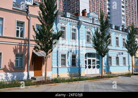 Shkolnaya Street, vista di uno degli edifici residenziali precedenti dal complesso Rogozhskaya Yamskaya Sloboda, costruito nel 1875, punto di riferimento: Mosca, Rus Foto Stock