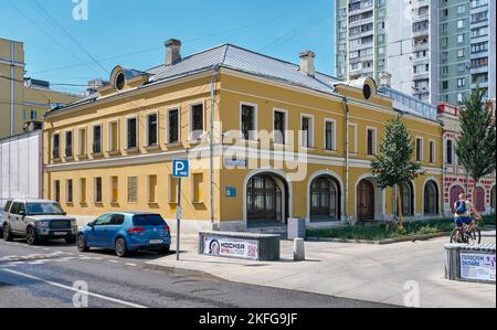 Angolo due piani vecchia casa ristrutturata del 19th ° secolo del Rogozhskaya Yamskaya Sloboda Ensemble, punto di riferimento, monumento architettonico: Mosca, Russia - Agosto Foto Stock