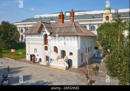 Zaryadye Park, vista delle camere della vecchia Corte inglese, inizio 16th ° secolo, monumento architettonico, punto di riferimento: Mosca, Russia - 17 agosto 2022 Foto Stock