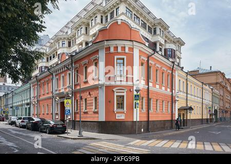 Ricostruito 19th-secolo le proprietà urbane che ora fanno parte del complesso residenziale Onegin, Malaya Polyanka Street: Mosca, Russia - 19 agosto 2022 Foto Stock