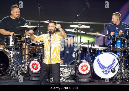 Andy Grammer, cantante e cantautore multi-platino, suona con la United States Air Force Band al 75th Anniversary Tattoo dell'Air Force il 15 settembre 2022, presso l'Audi Field, Washington, D.C. il Tattoo militare è una tradizione storica che si tiene in tutto il mondo, mostrando l'eccellenza e la disponibilità dei membri del servizio. Foto Stock