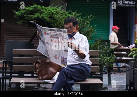 Gangtok, INDIA, 21 giugno 2022, uomo di mezza età che legge il giornale sul lato della strada. Foto Stock