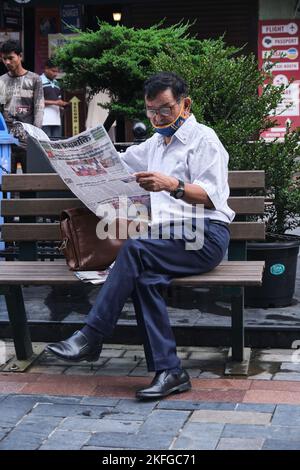 Gangtok, INDIA, 21 giugno 2022, uomo di mezza età che legge il giornale sul lato della strada. Foto Stock