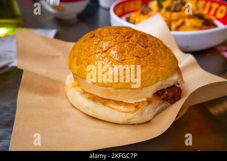 Una deliziosa polpa di pollo e un panino di ananas in un ristorante di tè in stile Hong Kong Foto Stock