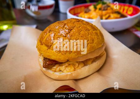 Una deliziosa polpa di pollo e un panino di ananas in un ristorante di tè in stile Hong Kong Foto Stock