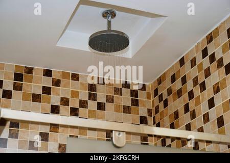 Particolare della moderna doccia a soffitto nel bagno. Foto Stock