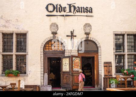 Estonia, Tallinn - 21 luglio 2022: Ristorante e pub Olde Hansa, al di fuori della Piazza del Municipio, doppia porta d'ingresso marrone posta in una parete beige con fregio storico Foto Stock