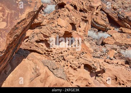 Twyfelfontein, Namibia - 07 16 2013: Le incisioni rupestri sono patrimonio dell'umanità dell'UNESCO nella Namibia settentrionale Foto Stock