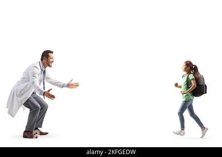 Ragazza con uno zaino che corre verso un medico maschio isolato su sfondo bianco Foto Stock