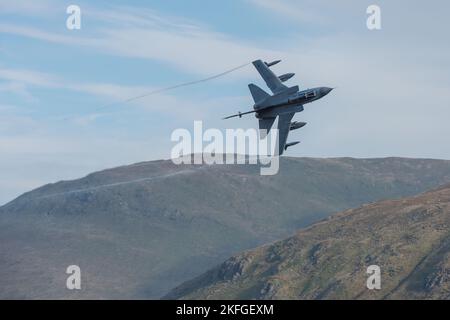 Preso il 1 novembre 2017 nel Mach Loop, Galles, Regno Unito. Foto del jet da caccia Tornado RAF che vola a bassa quota sulle colline del Galles. Foto Stock