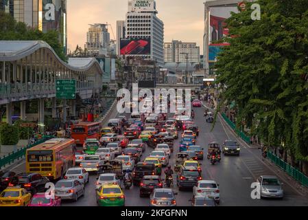 BANGKOK, THAILANDIA - 02 GENNAIO 2019: Ratchadamri Road con ingorgo stradale la sera Foto Stock