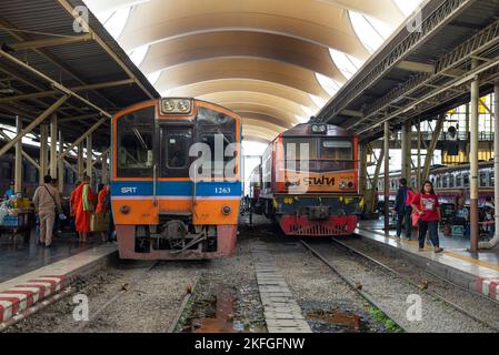 BANGKOK, THAILANDIA - 04 GENNAIO 2019: Sulla piattaforma della stazione ferroviaria principale di Hua Lamphong Foto Stock