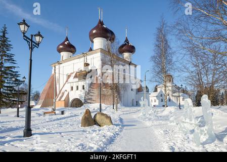 KARGOPOL, RUSSIA - 21 FEBBRAIO 2021: Soleggiato giorno di febbraio presso l'antica Cattedrale della Natività di Cristo Foto Stock