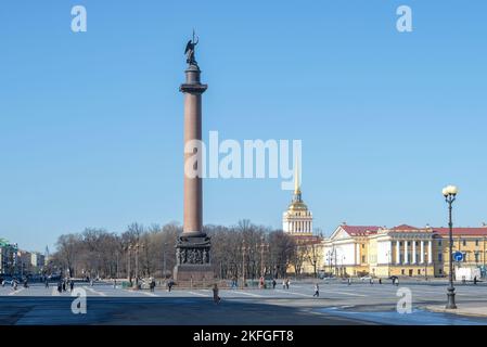 SAN PIETROBURGO, RUSSIA - 18 APRILE 2021: Vista della colonna Alexander in un giorno di aprile soleggiato. Piazza del Palazzo Foto Stock