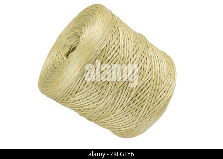Corda in nylon a spirale isolata su fondo bianco. Corda in nylon a strisce gialla isolata. Una bobina di corda nuova colorata. Foto Stock