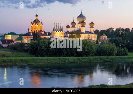 Vista dell'antico monastero dell'Assunzione di Tikhvin nel crepuscolo di agosto. Regione di Leningrado, Russia Foto Stock